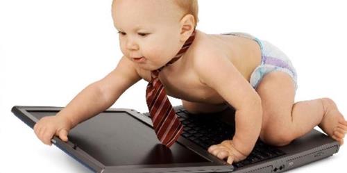 Barn der leger med en computer