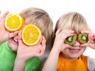 Billede af 2 børn med appelsin- og kiwi briller på